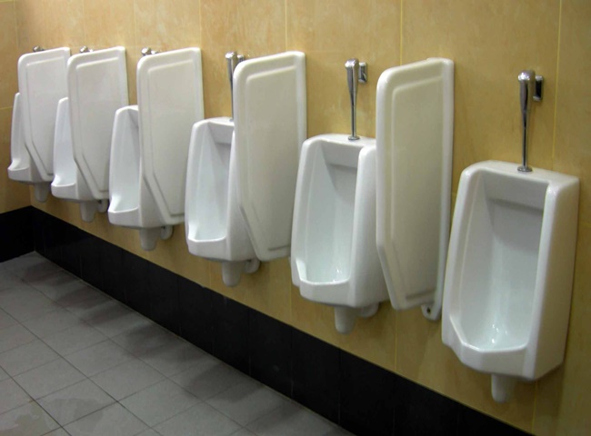 Bồn tiểu rất dễ bị tắc nghẽn do c&aacute;c chất cặn b&atilde; t&iacute;ch tụ