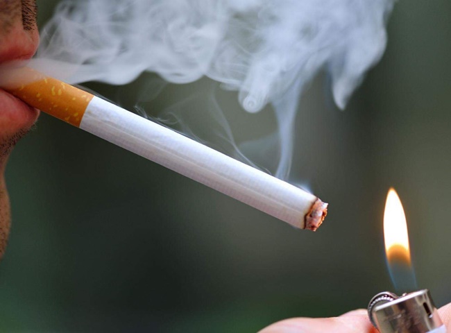 Kh&ocirc;ng vứt thuốc l&aacute; bất cứ vật dụng g&igrave; chưa ti&ecirc;u v&agrave;o bồn tiểu