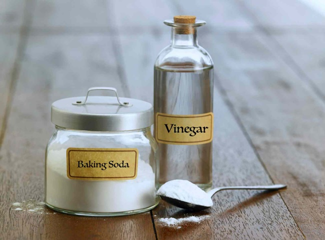 Đổ giấm v&agrave; baking soda v&agrave;o bồn tiểu nam gi&uacute;p th&ocirc;ng tắc