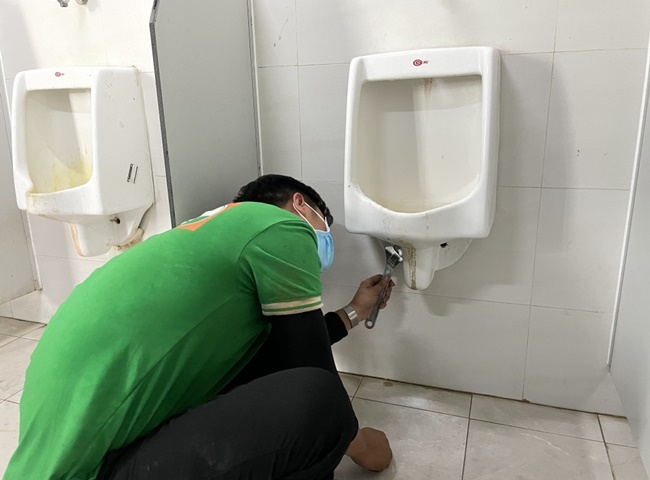 Kiểm tra nguy&ecirc;n nh&acirc;n v&agrave; sửa chữa bồn tiểu