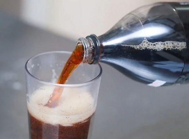 Coca rất tốt trong việc loại bỏ cặn bẩn g&acirc;y tắc bồn tiểu