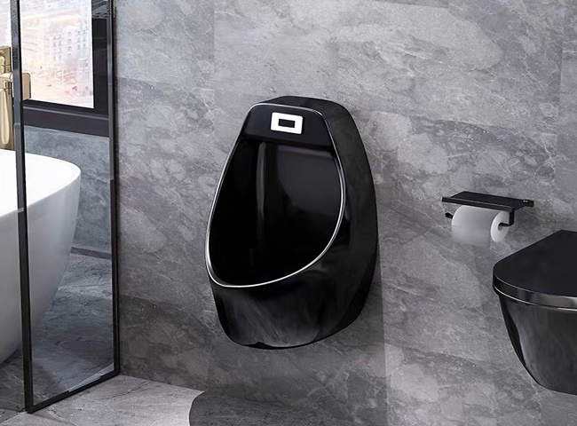 M&oacute;c kim loại l&agrave; một c&ocirc;ng cụ tuyệt vời để l&agrave;m sạch bồn tiểu