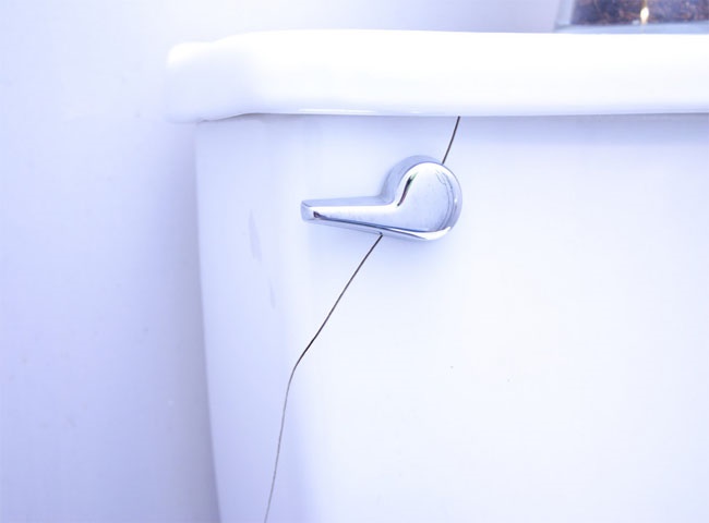 K&eacute;t nước bồn cầu bị nứt