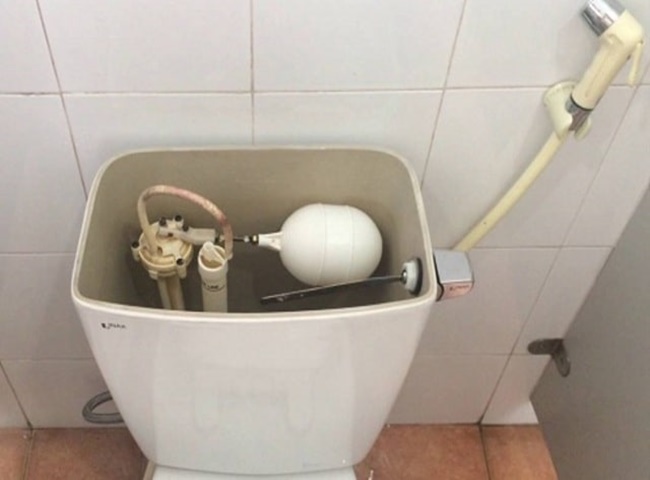 K&eacute;t nước bồn cầu kh&ocirc;ng c&oacute; nước