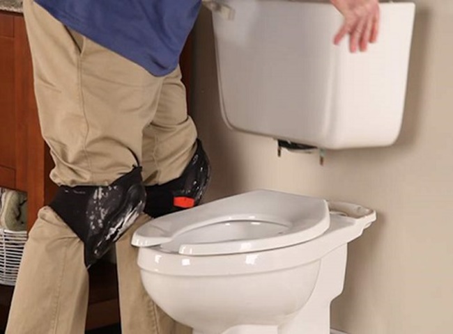 Lắp đặt k&eacute;t nước đ&uacute;ng vị tr&iacute; với bồn cầu