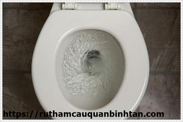 Xử l&yacute; bồn cầu k&ecirc;u ục ục