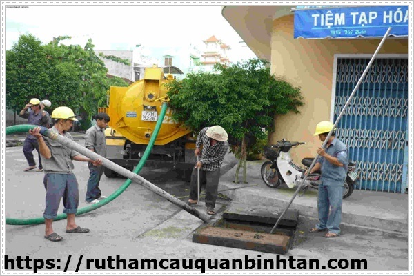 Xử l&yacute; bồn cầu k&ecirc;u ục ục khi xả bằng c&aacute;ch h&uacute;t hầm cầu