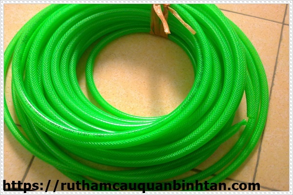 C&aacute;ch th&ocirc;ng bồn cầu bị tắc nặng với ống nhựa dẻo