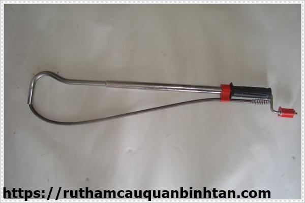 C&aacute;ch th&ocirc;ng bồn cầu bị tắc nặng với d&acirc;y l&ograve; xo
