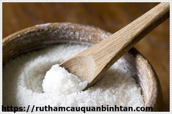 khơi th&ocirc;ng đường cống bị tắc do r&aacute;c với muối
