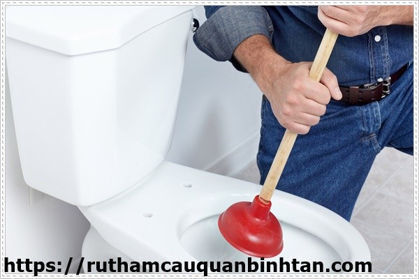 C&aacute;ch th&ocirc;ng bồn cầu bị tắc nặng với pittong