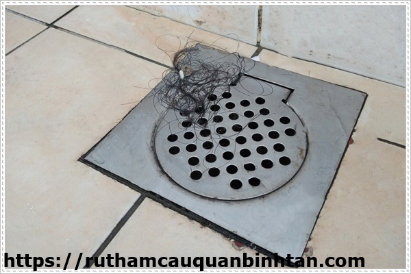 khơi th&ocirc;ng đường cống bị nghẹt do t&oacute;c