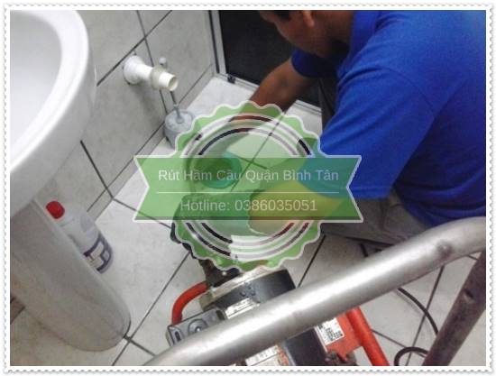 khơi th&ocirc;ng đường cống bị tắc do r&aacute;c thải v&agrave; t&oacute;c